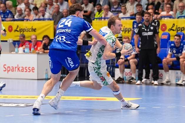29.08.2025, xydrx, Handball, 1.HBL, TBV Lemgo Lippe - SC Magdeburg, PHOENIX Contact-Arena: Joel Willecke (TBV Lemgo Lippe 24) im Zweikampf gegen Felix Claar (SC Magdeburg 7) Nordrhein-Westfahlen Deutschland