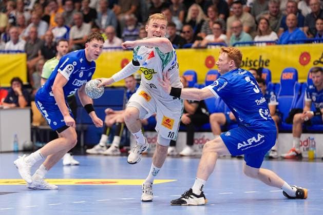 29.08.2025, xydrx, Handball, 1.HBL, TBV Lemgo Lippe - SC Magdeburg, PHOENIX Contact-Arena: Gisli Kristjansson (SC Magdeburg 10) im Zweikampf gegen Nicolai Theilinger (TBV Lemgo Lippe 3) Nordrhein-Westfahlen Deutschland