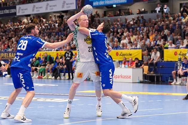 29.08.2025, xydrx, Handball, 1.HBL, TBV Lemgo Lippe - SC Magdeburg, PHOENIX Contact-Arena: Magnus Saugstrup (SC Magdeburg 23) im Zweikampf gegen Hendrik Wagner (TBV Lemgo Lippe 28) Nordrhein-Westfahlen Deutschland