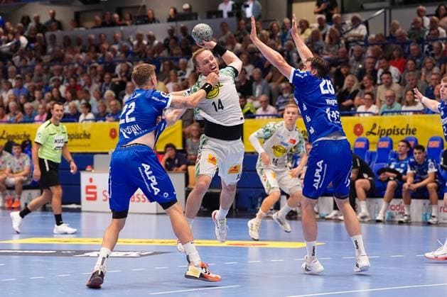 29.08.2025, xydrx, Handball, 1.HBL, TBV Lemgo Lippe - SC Magdeburg, PHOENIX Contact-Arena: Omar Ingi Magnusson (SC Magdeburg 14) im Zweikampf gegen Adam Nyfjaell (TBV Lemgo Lippe 22) und Hendrik Wagner (TBV Lemgo Lippe 28) Nordrhein-Westfahlen Deutschland