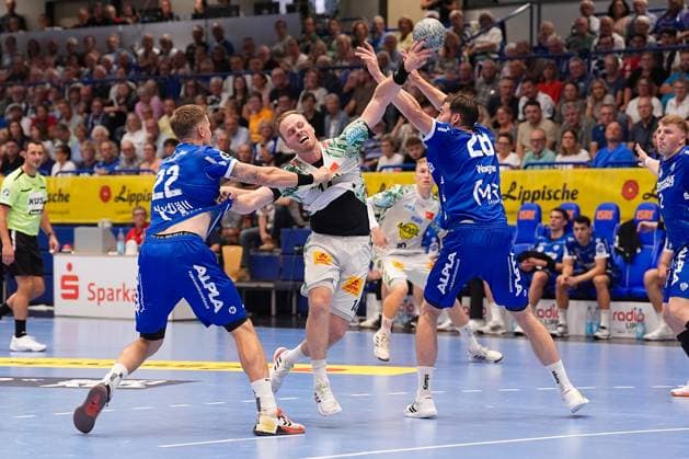 29.08.2025, xydrx, Handball, 1.HBL, TBV Lemgo Lippe - SC Magdeburg, PHOENIX Contact-Arena: Omar Ingi Magnusson (SC Magdeburg 14) im Zweikampf gegen Adam Nyfjaell (TBV Lemgo Lippe 22) und Hendrik Wagner (TBV Lemgo Lippe 28) Nordrhein-Westfahlen Deutschland