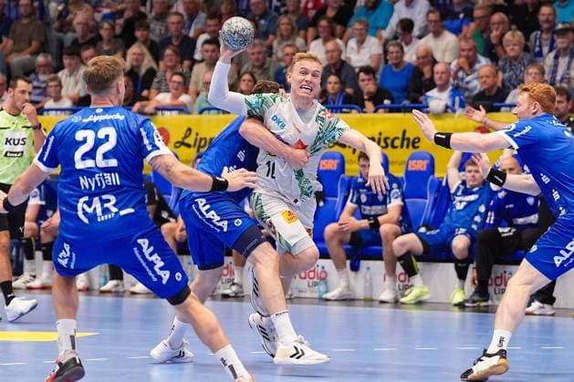29.08.2025, xydrx, Handball, 1.HBL, TBV Lemgo Lippe - SC Magdeburg, PHOENIX Contact-Arena: Hendrik Wagner (TBV Lemgo Lippe 28) im Zweikampf gegen Gisli Kristjansson (SC Magdeburg 10) Nordrhein-Westfahlen Deutschland