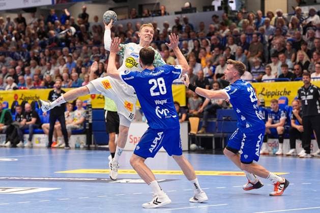 29.08.2025, xydrx, Handball, 1.HBL, TBV Lemgo Lippe - SC Magdeburg, PHOENIX Contact-Arena: Gisli Kristjansson (SC Magdeburg 10) im Zweikampf gegen Hendrik Wagner (TBV Lemgo Lippe 28) Nordrhein-Westfahlen Deutschland