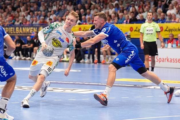 29.08.2025, xydrx, Handball, 1.HBL, TBV Lemgo Lippe - SC Magdeburg, PHOENIX Contact-Arena: Gisli Kristjansson (SC Magdeburg 10) im Zweikampf gegen Adam Nyfjaell (TBV Lemgo Lippe 22) Nordrhein-Westfahlen Deutschland