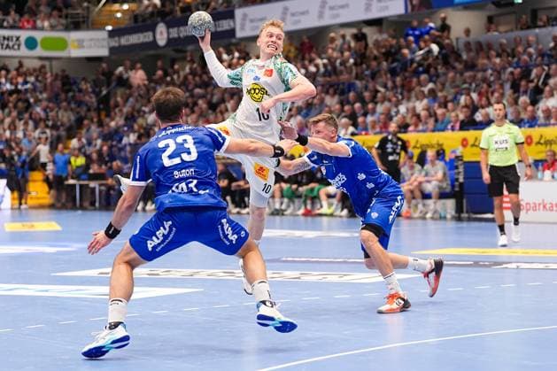 29.08.2025, xydrx, Handball, 1.HBL, TBV Lemgo Lippe - SC Magdeburg, PHOENIX Contact-Arena: Gisli Kristjansson (SC Magdeburg 10) im Zweikampf gegen Tim Suton (TBV Lemgo Lippe 23) und Adam Nyfjaell (TBV Lemgo Lippe 22) Nordrhein-Westfahlen Deutschland