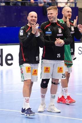 29.08.2025, xydrx, Handball, 1.HBL, TBV Lemgo Lippe - SC Magdeburg, PHOENIX Contact-Arena: Daniel Pettersson (SC Magdeburg 11) und Sebastian Barthold (SC Magdeburg 25) freuen sich über den Sieg Nordrhein-Westfahlen Deutschland