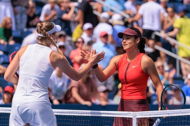 August 29, 2025, Flushing Meadows, New York, USA: ELENA RYBAKINA shakes hands with EMMA RADUCANU after winning her match on Day 6 of the 2025 US Open at USTA Billie Jean King National Tennis Center on Friday. Flushing Meadows USA - ZUMAp124 20250829_zaa_p124_030 Copyright: xJavierxRojasx