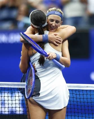 2025 US Open Tennis Championships, Day six, Billy Jean-King Tennis Centre, Flushing Meadows, New York, USA, 29 08 2025 Victoria Azarenka hugs Jessica Pegula (USA) following the Americans win in straight sets in the 2025 US Open at Flushing Meadows New York Billy Jean King Tennis Centre, Flushing Meadows New York USA Copyright: xMarkxGreenwoodx