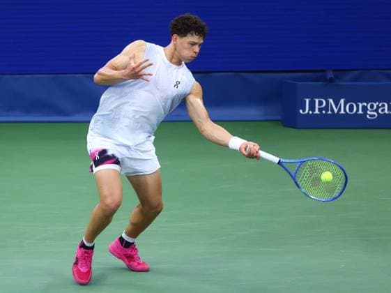 2025 US Open Tennis Championships, Day six, Billy Jean-King Tennis Centre, Flushing Meadows, New York, USA, 29 08 2025 Ben Shelton (USA) in action during his third round match against Adrian Mannarino (ITA) in the 2025 US Open at Flushing Meadows New York Billy Jean King Tennis Centre, Flushing Meadows New York USA Copyright: xMarkxGreenwoodx