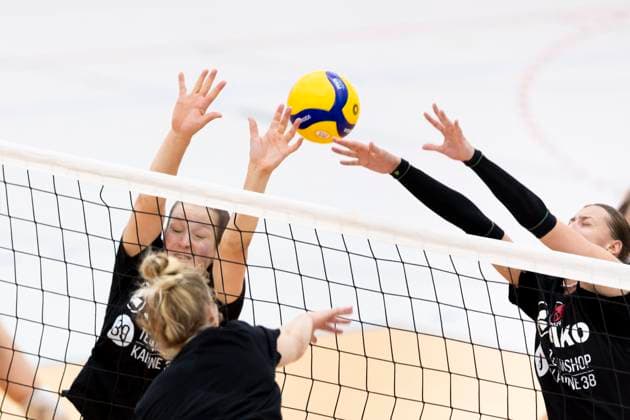 Testspiel: Schwarz-Weiss Erfurt vs. VfB Suhl LOTTO Thüringen; Erfurt; 29.08.2025 Lena Linke ( 6; Schwarz-Weiss Erfurt) (links) und Lydia Stemmler ( 13; Schwarz-Weiss Erfurt) (rechts) gegen Hannah Hartmann ( 5; VfB Suhl LOTTO Thüringen) Testspiel: Schwarz-Weiss Erfurt vs. VfB Suhl LOTTO Thüringen; Riethsporthalle Erfurt; 29.08.2025 Copyright: xBEAUTIFULxSPORTS Duehringx