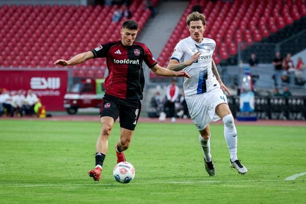 links nach rechts: Semir Telalovic 9 (1FC Nuernberg) in Aktion mit Calvin Brackelmann 4 (SC Paderborn 07), 1. FC Nuernberg vs. SC Paderborn 07, DFL, 2. Bundesliga, Saison 2025 2026, Max-Morlock-Stadion, 4. Spieltag, Hinrunde, 29.08.2025 DFB regulations prohibit any use of photographs as image sequences and or quasi-video Nuernberg Bayern Deutschland
