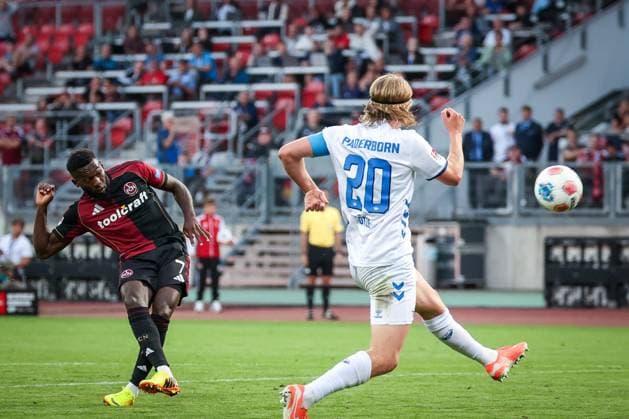 links nach rechts: Mickael Biron 7 (1FC Nuernberg) mit einem Schuss, den Felix Goetze 20 (SC Paderborn 07) nicht blocken kann, 1. FC Nuernberg vs. SC Paderborn 07, DFL, 2. Bundesliga, Saison 2025 2026, Max-Morlock-Stadion, 4. Spieltag, Hinrunde, 29.08.2025 DFB regulations prohibit any use of photographs as image sequences and or quasi-video Nuernberg Bayern Deutschland