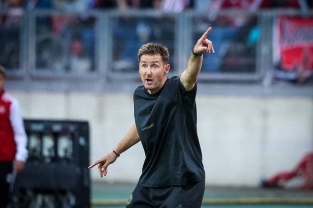 Chef-Trainer Miroslave Klose (1. FC Nuernberg) mit Anweisungen an die Mannschaft, energisch, 1. FC Nuernberg vs. SC Paderborn 07, DFL, 2. Bundesliga, Saison 2025 2026, Max-Morlock-Stadion, 4. Spieltag, Hinrunde, 29.08.2025 DFB regulations prohibit any use of photographs as image sequences and or quasi-video Nuernberg Bayern Deutschland