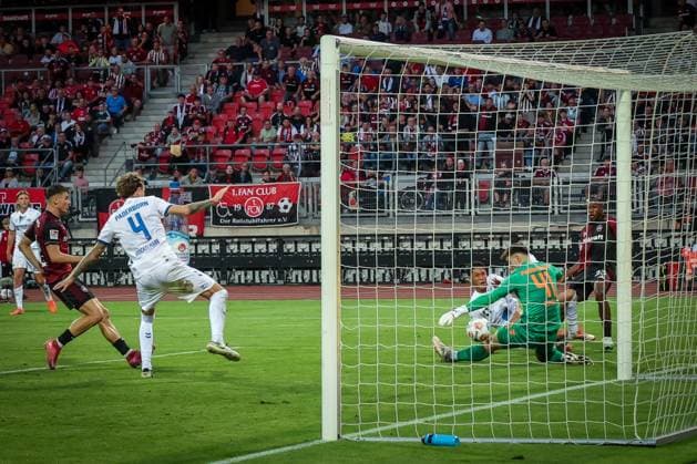 Eine Großchance von Mohamed Ali Zoma 23 (1FC Nuernberg) macht Dennis Seimen 41 (SC Paderborn 07) zunichte, mit Calvin Brackelmann 4 (SC Paderborn 07) und Semir Telalovic 9 (1FC Nuernberg), 1. FC Nuernberg vs. SC Paderborn 07, DFL, 2. Bundesliga, Saison 2025 2026, Max-Morlock-Stadion, 4. Spieltag, Hinrunde, 29.08.2025 DFB regulations prohibit any use of photographs as image sequences and or quasi-video Nuernberg Bayern Deutschland