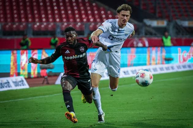 links nach rechts: Mickael Biron 7 (1FC Nuernberg) und Calvin Brackelmann 4 (SC Paderborn 07) im Zweikampf, 1. FC Nuernberg vs. SC Paderborn 07, DFL, 2. Bundesliga, Saison 2025 2026, Max-Morlock-Stadion, 4. Spieltag, Hinrunde, 29.08.2025 DFB regulations prohibit any use of photographs as image sequences and or quasi-video Nuernberg Bayern Deutschland