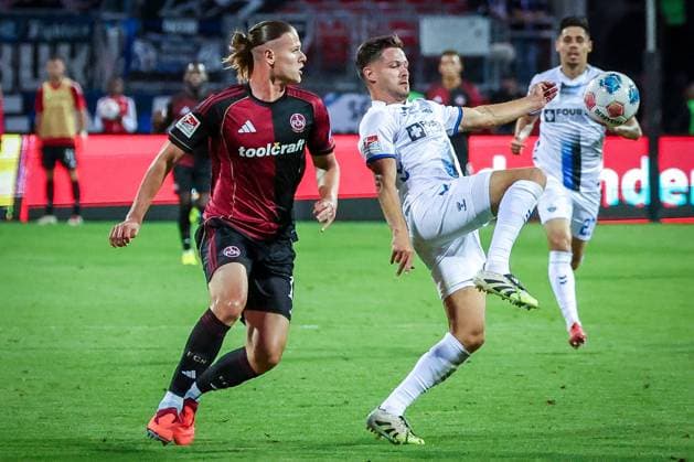 links nach rechts: Artem Stepanov 11 (1FC Nuernberg) im Duell mit Marcel Hoffmeier 33 (SC Paderborn 07), 1. FC Nuernberg vs. SC Paderborn 07, DFL, 2. Bundesliga, Saison 2025 2026, Max-Morlock-Stadion, 4. Spieltag, Hinrunde, 29.08.2025 DFB regulations prohibit any use of photographs as image sequences and or quasi-video Nuernberg Bayern Deutschland