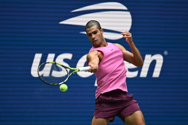 (250830) -- NEW YORK, Aug. 30, 2025 -- Carlos Alcaraz of Spain hits a return during the men s singles third round match against Luciano Darderi of Italy at the 2025 US Open tennis championships in New York, the United States, Aug. 29, 2025. ) (SP)U.S.-NEW YORK-TENNIS-US OPEN-MEN S SINGLES-ALCARAZ VS DARDERI LixRui 