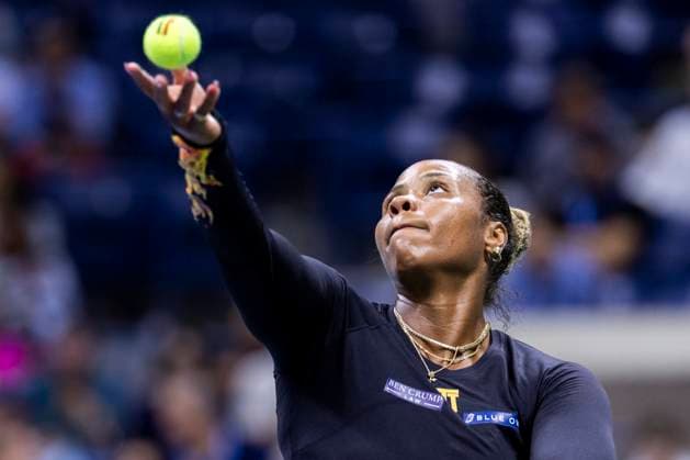 Taylor Townsend serves to Mirra Andreeva of Russia in the third round in Arthur Ashe Stadium on day 6 at the 2025 US Open Tennis Championship at the USTA Billie Jean King National Tennis Center in New York City on Friday, August 29, 2025.  NYP20250829833 COREYxSIPKIN