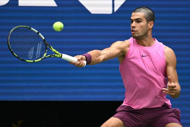 (250830) -- NEW YORK, Aug. 30, 2025 -- Carlos Alcaraz of Spain hits a return during the men s singles third round match against Luciano Darderi of Italy at the 2025 US Open tennis championships in New York, the United States, Aug. 29, 2025. ) (SP)U.S.-NEW YORK-TENNIS-US OPEN-MEN S SINGLES-ALCARAZ VS DARDERI LixRui 