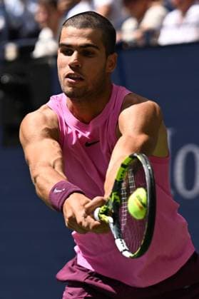 (250830) -- NEW YORK, Aug. 30, 2025 -- Carlos Alcaraz of Spain hits a return during the men s singles third round match against Luciano Darderi of Italy at the 2025 US Open tennis championships in New York, the United States, Aug. 29, 2025. ) (SP)U.S.-NEW YORK-TENNIS-US OPEN-MEN S SINGLES-ALCARAZ VS DARDERI LixRui 
