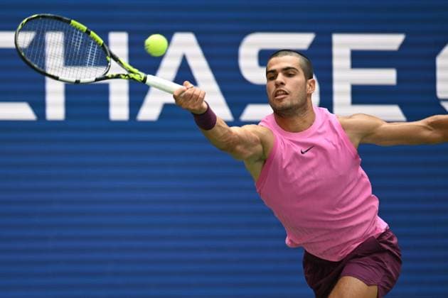 (250830) -- NEW YORK, Aug. 30, 2025 -- Carlos Alcaraz of Spain hits a return during the men s singles third round match against Luciano Darderi of Italy at the 2025 US Open tennis championships in New York, the United States, Aug. 29, 2025. ) (SP)U.S.-NEW YORK-TENNIS-US OPEN-MEN S SINGLES-ALCARAZ VS DARDERI LixRui 