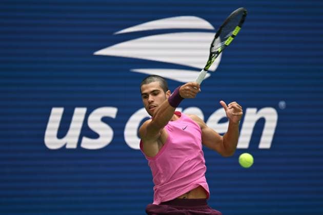 (250830) -- NEW YORK, Aug. 30, 2025 -- Carlos Alcaraz of Spain hits a return during the men s singles third round match against Luciano Darderi of Italy at the 2025 US Open tennis championships in New York, the United States, Aug. 29, 2025. ) (SP)U.S.-NEW YORK-TENNIS-US OPEN-MEN S SINGLES-ALCARAZ VS DARDERI LixRui 