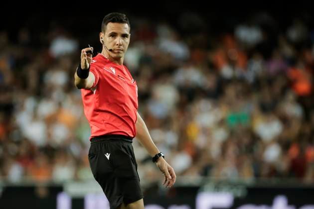Valencia CF v Getafe CF - LaLiga EA Sports Francisco Jose Hernandez Maeso referees during the LaLiga match between Valencia CF and Getafe CF at Mestalla Stadium in Valencia, Spain, on August 29, 2025. Valencia Spain  Copyright: xJosexMiguelxFernandezx originalFilename:fernandezdevelascosanz-valencia250829_npx1g.jpg
