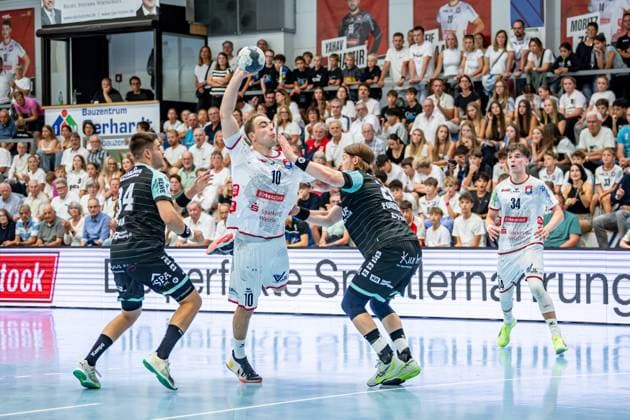 2. HBL; TV Hüttenberg - HC Oppenweiler Backnang, 29.08.25 Paul Ohl (TV Hüttenberg, 10), Lukas Rauh (HC Oppenweiler Backnang, 34), Jan Forstbauer (HC Oppenweiler Backnang, 23), Paul Kompenhans (TV Hüttenberg, 34) 2. HBL; TV Hüttenberg - HC Oppenweiler Backnang: Hüttenberg, 29.08.25 Copyright: xBEAUTIFULxSPORTS Roeczeyx
