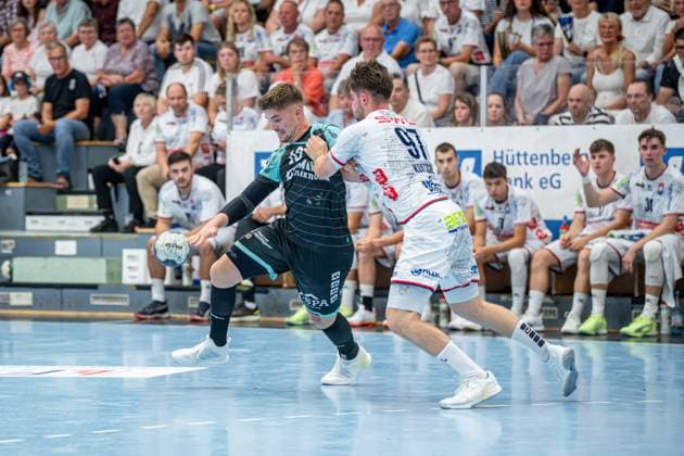 2. HBL; TV Hüttenberg - HC Oppenweiler Backnang, 29.08.25 Nick Fröhlich (HC Oppenweiler Backnang, 10), David Kuntscher (TV Hüttenberg, 97) 2. HBL; TV Hüttenberg - HC Oppenweiler Backnang: Hüttenberg, 29.08.25 Copyright: xBEAUTIFULxSPORTS Roeczeyx