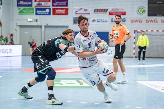 2. HBL; TV Hüttenberg - HC Oppenweiler Backnang, 29.08.25 David Kuntscher (TV Hüttenberg, 97), Jan Forstbauer (HC Oppenweiler Backnang, 23) 2. HBL; TV Hüttenberg - HC Oppenweiler Backnang: Hüttenberg, 29.08.25 Copyright: xBEAUTIFULxSPORTS Roeczeyx
