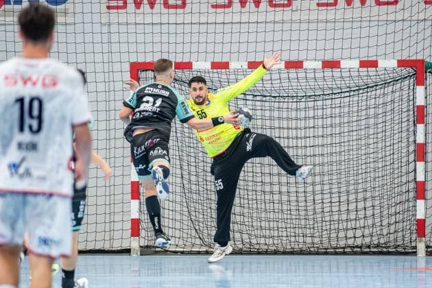 2. HBL; TV Hüttenberg - HC Oppenweiler Backnang, 29.08.25 Martin Schmiedt (HC Oppenweiler Backnang, 21), Yahav Shamir (TV Hüttenberg, 55) 2. HBL; TV Hüttenberg - HC Oppenweiler Backnang: Hüttenberg, 29.08.25 Copyright: xBEAUTIFULxSPORTS Roeczeyx