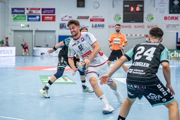 2. HBL; TV Hüttenberg - HC Oppenweiler Backnang, 29.08.25 David Kuntscher (TV Hüttenberg, 97), Jan Forstbauer (HC Oppenweiler Backnang, 23), Felix Klingler (HC Oppenweiler Backnang, 24) 2. HBL; TV Hüttenberg - HC Oppenweiler Backnang: Hüttenberg, 29.08.25 Copyright: xBEAUTIFULxSPORTS Roeczeyx