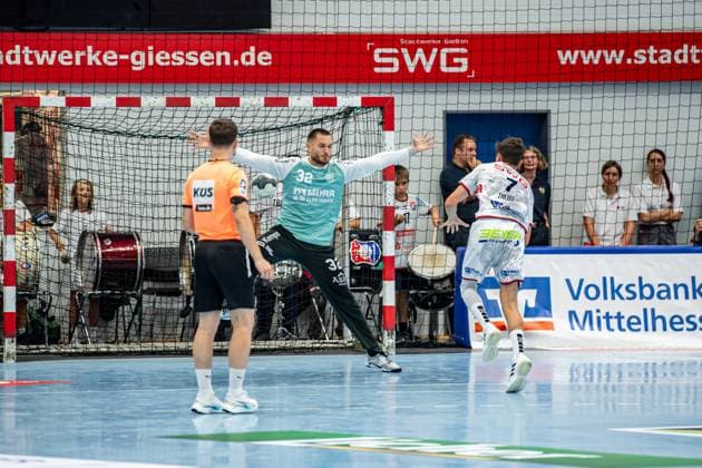 2. HBL; TV Hüttenberg - HC Oppenweiler Backnang, 29.08.25 Felix Theiss (TV Hüttenberg, 7), Janis Boieck (HC Oppenweiler Backnang, 32) 2. HBL; TV Hüttenberg - HC Oppenweiler Backnang: Hüttenberg, 29.08.25 Copyright: xBEAUTIFULxSPORTS Roeczeyx