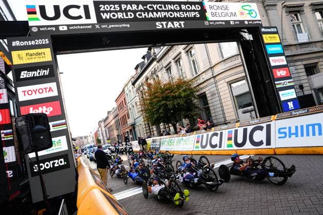2025 UCI Para-cycling Road World Championships Picture by Olly Hassell SWpix.com - 30 08 2025 - Cycling - 2025 UCI Para-cycling Road World Championships - Ronse, Flanders, Belgium - Men H1-2 Road Race - Race Start Copyright: x xSWpix.comx(t axPhotographyxHubxLtd)xOllyxHassell SWpix.comx SWP-3069-0914
