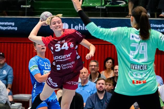 Handball: Bundesliga Frauen, Union Neckarsulm - HSG Bensheim Auerbach Mia Ziercke (Bensheim), Torhueterin Lena Ivancok (Neckarsulm) Neckarsulm Ballei Baden-Württemberg Deutschland