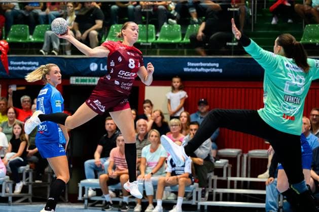 Handball: Bundesliga Frauen, Union Neckarsulm - HSG Bensheim Auerbach Lena Degenhardt (HSG Bensheim), Torhueterin Lena Ivancok (Neckarsulm) Neckarsulm Ballei Baden-Württemberg Deutschland