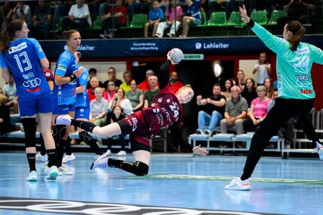 Handball: Bundesliga Frauen, Union Neckarsulm - HSG Bensheim Auerbach Meike Schmelzer (Bensheim), Torhueterin Lena Ivancok (Neckarsulm) Neckarsulm Ballei Baden-Württemberg Deutschland