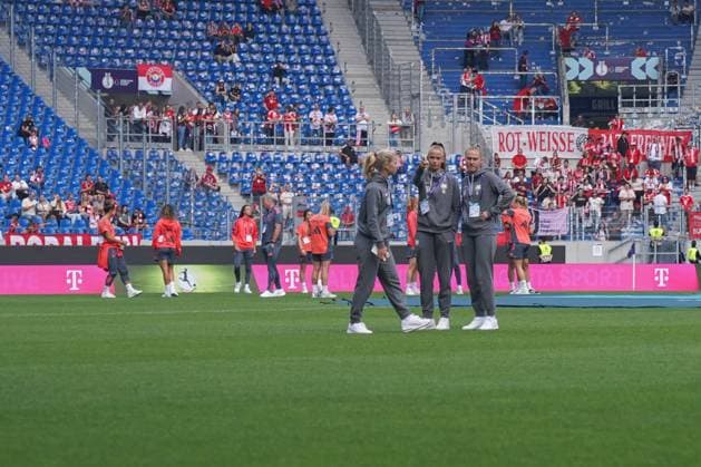 Google Pixel Supercup der Frauen, FC Bayern München vs VfL Wolfsburg, 30.08.2025 Die Wolfsburger bei der Platzbegehung vor der Spiel Google Pixel Supercup der Frauen, FC Bayern München vs VfL Wolfsburg, BBBank Wildpark Karlsruhe, 30.08.2025 DFB DFL REGULATIONS PROHIBIT ANY USE OF PHOTOGRAPHS AS IMAGE SEQUENCES AND OR QUASI-VIDEO. Copyright: xBEAUTIFULxSPORTS Boscox