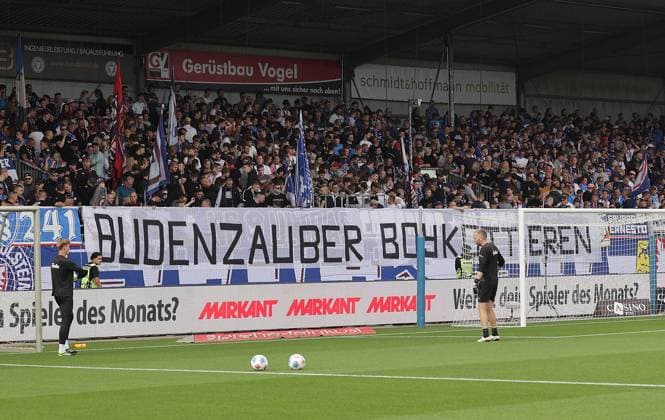 Kieler Fans rufen zum Boykott des Stadion Cateres auf Fussball, Herren, Saison 2025 2026, 2.BL, Holstein Stadion, Holstein Kiel gegen Hannover 96 DFL REGULATIONS PROHIBIT ANY USE OF PHOTOGRAPHS AS IMAGE SEQUENCES AND OR QUASI-VIDEO.