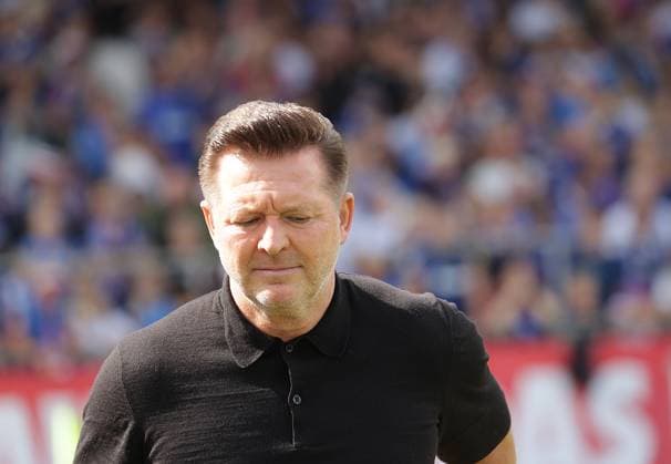 Trainer Christian Titz (Hannover 96) Fussball, Herren, Saison 2025 2026, 2.BL, Holstein Stadion, Holstein Kiel gegen Hannover 96 DFL REGULATIONS PROHIBIT ANY USE OF PHOTOGRAPHS AS IMAGE SEQUENCES AND OR QUASI-VIDEO.