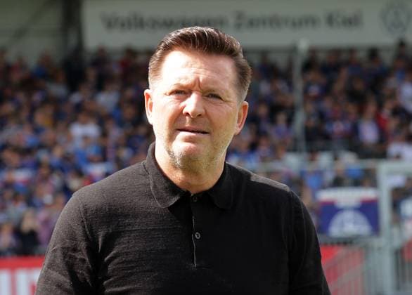 Trainer Christian Titz (Hannover 96) Fussball, Herren, Saison 2025 2026, 2.BL, Holstein Stadion, Holstein Kiel gegen Hannover 96 DFL REGULATIONS PROHIBIT ANY USE OF PHOTOGRAPHS AS IMAGE SEQUENCES AND OR QUASI-VIDEO.