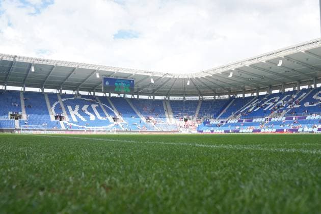 Google Pixel Supercup der Frauen, FC Bayern München vs VfL Wolfsburg, 30.08.2025 Das Stadion vor de Spiel mit der Anzeigetafel des Google-Pixel Supercups, auf der Tribüne das KSC Wappen Google Pixel Supercup der Frauen, FC Bayern München vs VfL Wolfsburg, BBBank Wildpark Karlsruhe, 30.08.2025 DFB DFL REGULATIONS PROHIBIT ANY USE OF PHOTOGRAPHS AS IMAGE SEQUENCES AND OR QUASI-VIDEO. Copyright: xBEAUTIFULxSPORTS Boscox