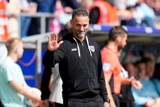 Trainer Alexander Ende (Preußen Münster) gestikuliert waehrend des spiels der 2. Bundesliga zwischen VfL Bochum und Preußen Münster, Vonovia Ruhrstadion am 30. August 2025 in Bochum, Deutschland. (Foto von Alex Gottschalk DeFodi Images) +++ Trainer Alexander Ende (Preußen Münster) gestures during the 2. Bundesliga match between VfL Bochum and Preußen Münster at Vonovia Ruhrstadion on August 30, 2025 in Bochum, Germany. (Photo by Alex Gottschalk DeFodi Images) DFB DFL REGULATIONS PROHIBIT ANY USE OF PHOTOGRAPHS AS IMAGE SEQUENCES AND OR QUASI-VIDEO. (Photo by Alex Gottschalk DeFodi Images) DFB DFL REGULATIONS PROHIBIT ANY USE OF PHOTOGRAPHS AS IMAGE SEQUENCES AND OR QUASI-VIDEO.