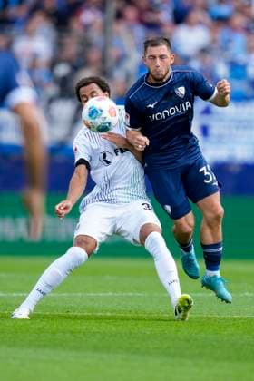 Etienne Amenyido (Preußen Münster) und Maximilian Wittek (VfL Bochum) im Kampf um den Ball waehrend des spiels der 2. Bundesliga zwischen VfL Bochum und Preußen Münster, Vonovia Ruhrstadion am 30. August 2025 in Bochum, Deutschland. (Foto von Alex Gottschalk DeFodi Images) +++ Etienne Amenyido (Preußen Münster) und Maximilian Wittek (VfL Bochum) battle for the ball during the 2. Bundesliga match between VfL Bochum and Preußen Münster at Vonovia Ruhrstadion on August 30, 2025 in Bochum, Germany. (Photo by Alex Gottschalk DeFodi Images) DFB DFL REGULATIONS PROHIBIT ANY USE OF PHOTOGRAPHS AS IMAGE SEQUENCES AND OR QUASI-VIDEO. (Photo by Alex Gottschalk DeFodi Images) DFB DFL REGULATIONS PROHIBIT ANY USE OF PHOTOGRAPHS AS IMAGE SEQUENCES AND OR QUASI-VIDEO.