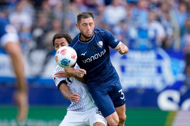Etienne Amenyido (Preußen Münster) und Maximilian Wittek (VfL Bochum) im Kampf um den Ball waehrend des spiels der 2. Bundesliga zwischen VfL Bochum und Preußen Münster, Vonovia Ruhrstadion am 30. August 2025 in Bochum, Deutschland. (Foto von Alex Gottschalk DeFodi Images) +++ Etienne Amenyido (Preußen Münster) und Maximilian Wittek (VfL Bochum) battle for the ball during the 2. Bundesliga match between VfL Bochum and Preußen Münster at Vonovia Ruhrstadion on August 30, 2025 in Bochum, Germany. (Photo by Alex Gottschalk DeFodi Images) DFB DFL REGULATIONS PROHIBIT ANY USE OF PHOTOGRAPHS AS IMAGE SEQUENCES AND OR QUASI-VIDEO. (Photo by Alex Gottschalk DeFodi Images) DFB DFL REGULATIONS PROHIBIT ANY USE OF PHOTOGRAPHS AS IMAGE SEQUENCES AND OR QUASI-VIDEO.