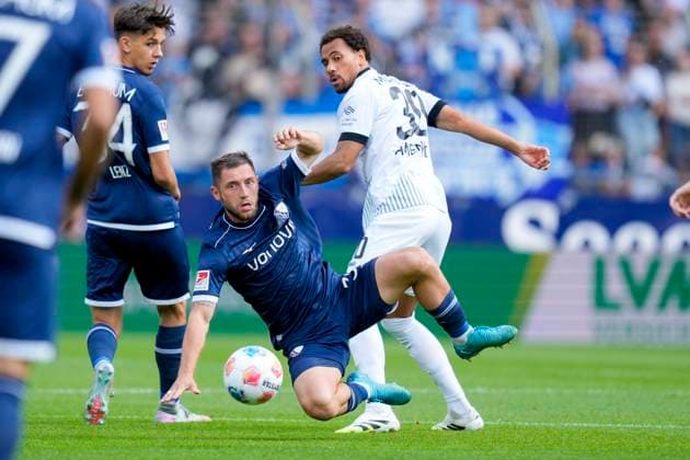 Maximilian Wittek (VfL Bochum) und Etienne Amenyido (Preußen Münster) im Kampf um den Ball waehrend des spiels der 2. Bundesliga zwischen VfL Bochum und Preußen Münster, Vonovia Ruhrstadion am 30. August 2025 in Bochum, Deutschland. (Foto von Alex Gottschalk DeFodi Images) +++ Maximilian Wittek (VfL Bochum) und Etienne Amenyido (Preußen Münster) battle for the ball during the 2. Bundesliga match between VfL Bochum and Preußen Münster at Vonovia Ruhrstadion on August 30, 2025 in Bochum, Germany. (Photo by Alex Gottschalk DeFodi Images) DFB DFL REGULATIONS PROHIBIT ANY USE OF PHOTOGRAPHS AS IMAGE SEQUENCES AND OR QUASI-VIDEO. (Photo by Alex Gottschalk DeFodi Images) DFB DFL REGULATIONS PROHIBIT ANY USE OF PHOTOGRAPHS AS IMAGE SEQUENCES AND OR QUASI-VIDEO.