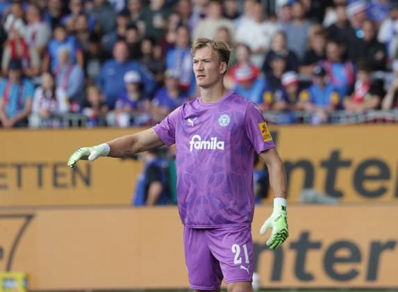 Jonas Krumrey (Holstein Kiel) Fussball, Herren, Saison 2025 2026, 2.BL, Holstein Stadion, Holstein Kiel gegen Hannover 96 DFL REGULATIONS PROHIBIT ANY USE OF PHOTOGRAPHS AS IMAGE SEQUENCES AND OR QUASI-VIDEO.