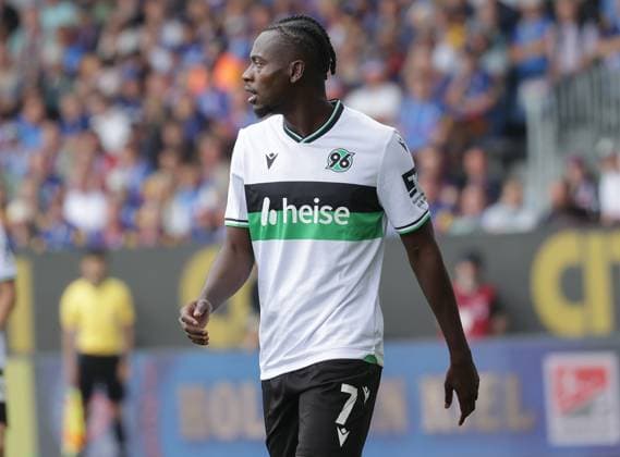 Mustapha Bundu (Hannover 96) Fussball, Herren, Saison 2025 2026, 2.BL, Holstein Stadion, Holstein Kiel gegen Hannover 96 DFL REGULATIONS PROHIBIT ANY USE OF PHOTOGRAPHS AS IMAGE SEQUENCES AND OR QUASI-VIDEO.