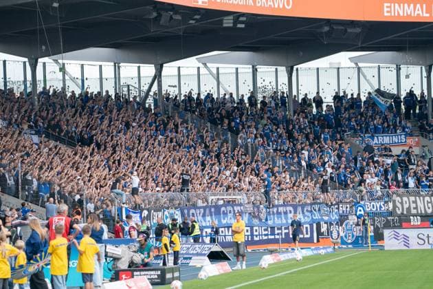 Mitgereiste Fans aus Bielefeld GER, Eintracht Braunschweig gegen DSC Arminia Bielefeld, Fussball, 2. Bundesliga, 4. Spieltag, Spielzeit 2025 26, 30.08.2025 DFL REGULATIONS PROHIBIT ANY USE OF PHOTOGRAPHS AS IMAGE SEQUENCES AND OR QUASI-VIDEO GER, Eintracht Braunschweig gegen DSC Arminia Bielefeld, Fussball, 2. Bundesliga, 4. Spieltag, Spielzeit 2025 26, 30.08.2025 Braunschweig