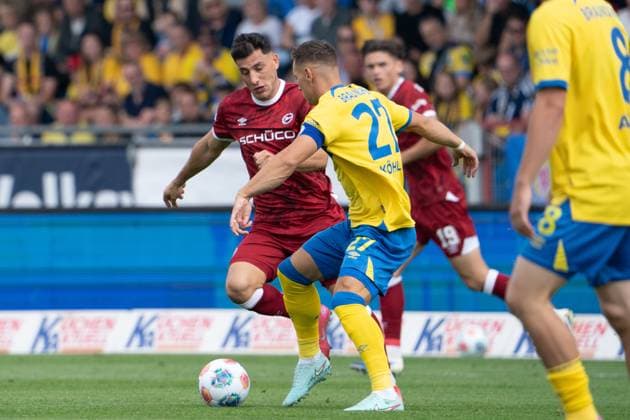 Sven Koehler (Nr. 27 Eintracht Braunschweig) gegen Stefano Russo (Nr. 21 DSC Arminia Bielefeld) GER, Eintracht Braunschweig gegen DSC Arminia Bielefeld, Fussball, 2. Bundesliga, 4. Spieltag, Spielzeit 2025 26, 30.08.2025 DFL REGULATIONS PROHIBIT ANY USE OF PHOTOGRAPHS AS IMAGE SEQUENCES AND OR QUASI-VIDEO GER, Eintracht Braunschweig gegen DSC Arminia Bielefeld, Fussball, 2. Bundesliga, 4. Spieltag, Spielzeit 2025 26, 30.08.2025 Braunschweig